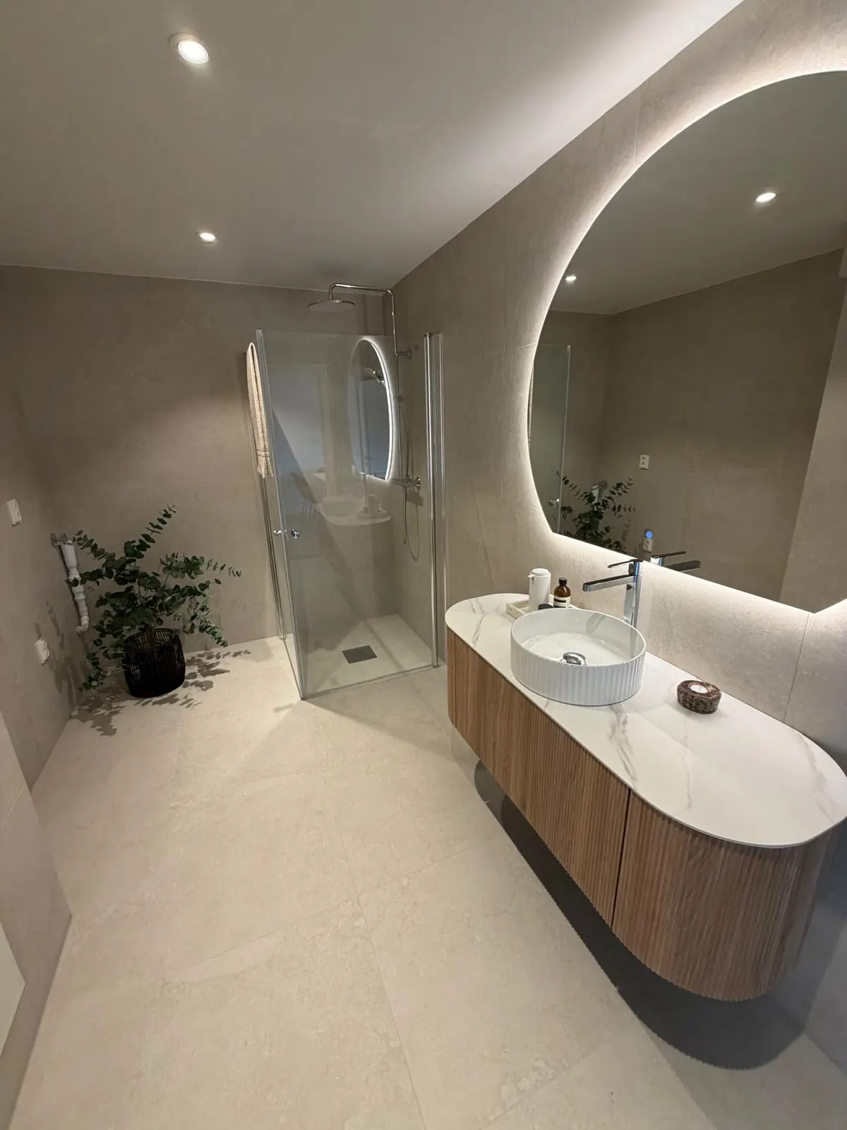 Hovedbad med rundt speil